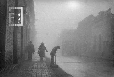 Calle Nación desde el Nº 139 hacia el río, en la neblina