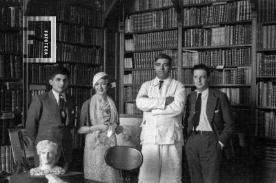 Grupo en la biblioteca del castillo de Obligado