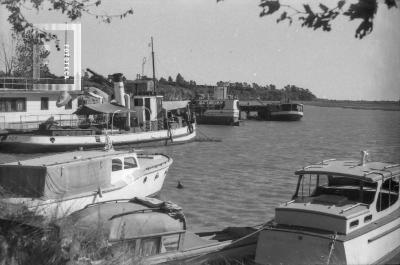 Lanchas en puerto de Cabotaje
