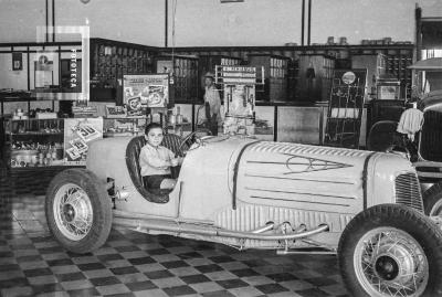 Niño en auto de carrera de Pedrazzini