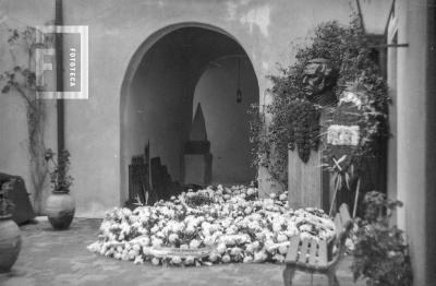 Ofrenda floral junto al busto de Urquiza en Casa del Acuerdo