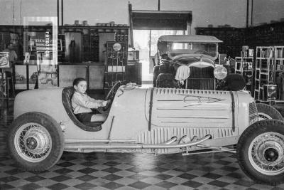 Niño en auto de carrera de Pedrazzini
