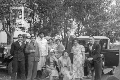 Grupo con Walter S. Cartey y Carlos N. Bustos junto a automóviles