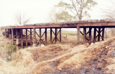Puente deteriorado en Gral. Rojo