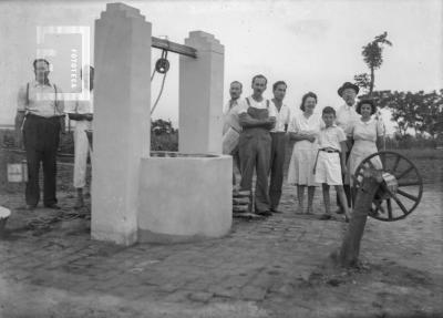 Integrantes familia Arámburo junto a pozo de agua en el campo
