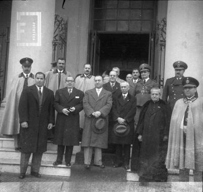 Tedeum 31 de mayo de 1952, Centenario del Acuerdo, grupo en atrio iglesia