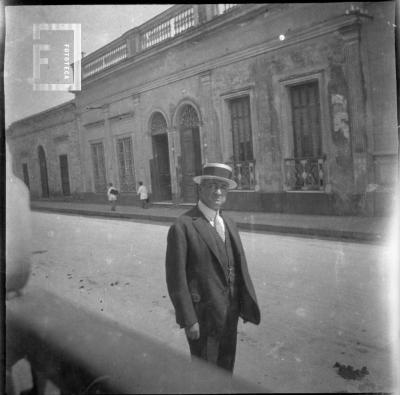 Carlos Bustos de sombrero por la calle (Nación entre Rivadavia e Italia)