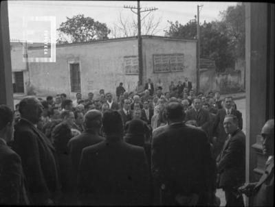 Gente en puerta Municipalidad