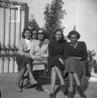 4 damas sentadas en patio Casa Acuerdo