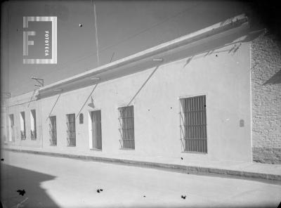 Casa del Acuerdo sin bandera (calle pavimento macadam)