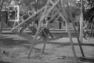 Niños en hamaca de Plaza Sarmiento