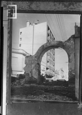 Reproducción fotomontaje arco y edificio, por César Carlos Bustos, publicada en tapa revista //Pregón//