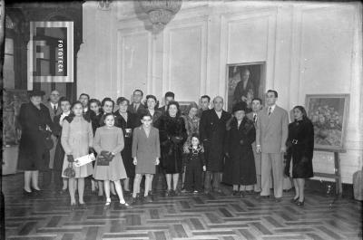 Grupo en salón exposición de Antonio Chiavetti (el expositor de traje claro a la derecha)