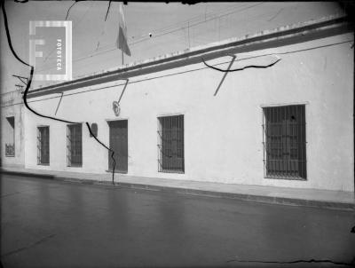 Casa del Acuerdo con bandera (calle pavimento macadam)