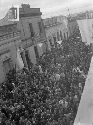 Acto 90º aniversario del Acuerdo, gentío por calle de la Nación