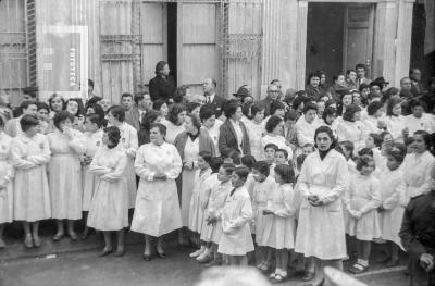 Acto en Casa del Acuerdo. Maestras y alumnos