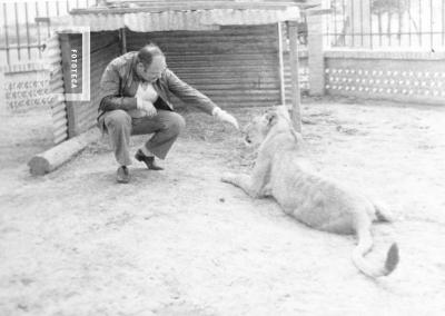 Patricio Vercelli en su zoológico, junto a un puma