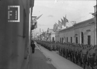 Desfile militares con casco frente a Casa del Acuerdo