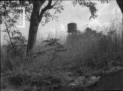 Tanque Aguas Corrientes entre árboles, visto desde la costa del Yaguarón - 12 de febrero de 1934