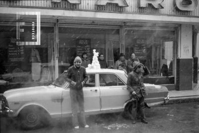 Nevada de 1973 en calle Nación y Urquiza. Muñeco de nieve