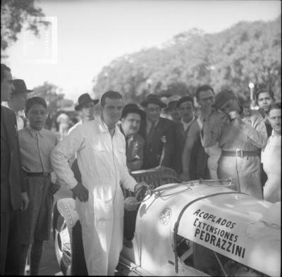 Corredor Pedrazzini junto a su auto