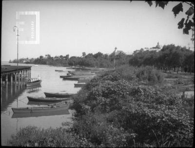 Vista Muelle cabotaje con techos ciudad al fondo