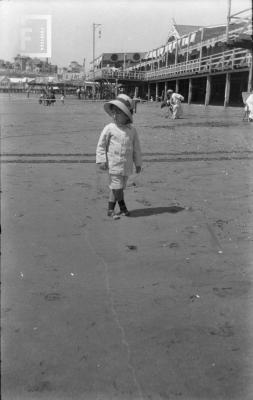 Román Subiza de niño, en la playa de Mar del Plata