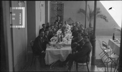 Celebración 25º aniversario Olivera Córdoba como médico. Grupo en mesa patio de atrás de Mitre 282 (luego compró casa de Mitre 275)