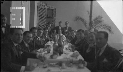 Celebración 25º aniversario Olivera Córdoba como médico. Grupo en mesa patio de atrás de Mitre 282 (luego compró casa de Mitre 275)