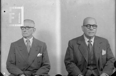 Dos retratos, hombres de anteojos