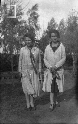 Quinta de Olivera Córdoba. Dos damas de pie