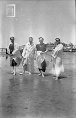 Pascual Subiza (izq.) y 3 sres más en la playa de Mar del Plata, 1915