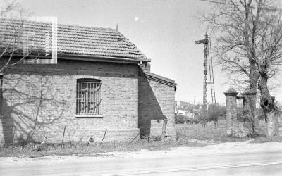 Estación de ferrocarril ubicada en el cruce de la Ruta 188 y Avenida Savio