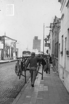 Pescador ambulante en Ameghino al 178