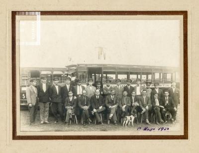 Grupo choferes junto a colectivo empresa General San Martín. 3ro. de la izq. Juan José Martín Ruiz. 1º de mayo de 1930