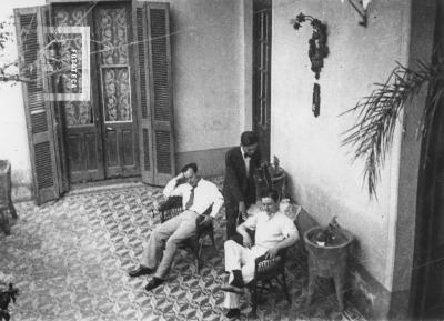 Dr. Carlos Arias, Rogelio Bustos y Carlos Nicanor Bustos en patio casa calle Nacion 122