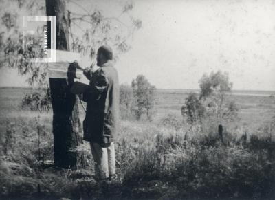 El pintor Antonio Di Yorio ejecutando un paisaje, durante curso de //Pintura al Aire Libre// dictado por él