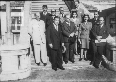 Grupo de poetas con  Horacio Rega Molina en escalera Club de Regatas