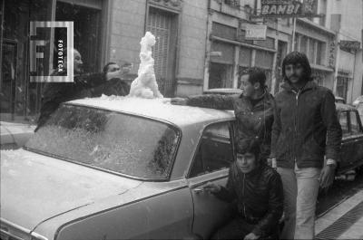 Nevada de 1973 en calle Nación y Urquiza. Muñeco de nieve