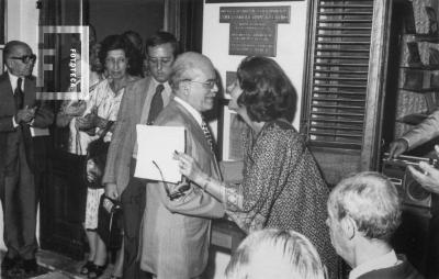 Lili Cara de Canals saludando a César C. Bustos