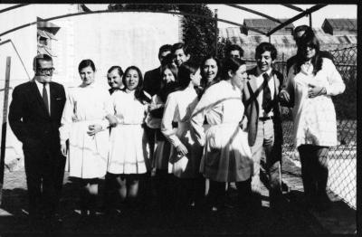 Grupo de 3er. año del Colegio Nacional con preceptor en patio planta alta