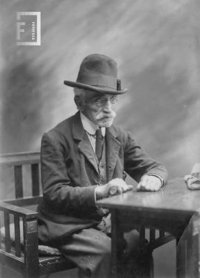 Don Miguel Dávila con sombrero