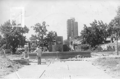 Construcción fuente Plaza de los Inmigrantes
