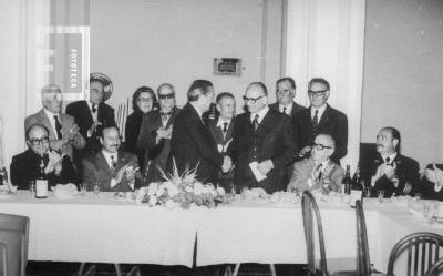 Juan José Martín Ruiz, Presidente de la Sociedad Española de San Nicolás, saluda a Embajador España, Marañón Moya, durante cena en su honor