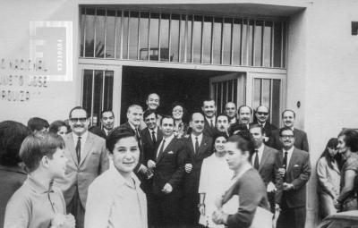 Grupo de gente en la puerta del Colegio Nacional