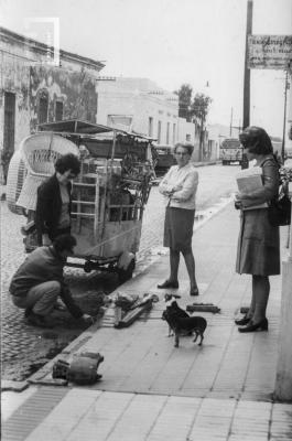 Plumerero Madera, Sra. De Bertetti, Sra. De Gómez y Mabel Bertetti en calle Ameghino entre Italia y 25 de Mayo