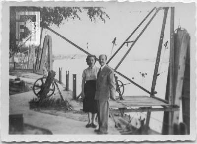 Ana María Ruiz y César Carlos Bustos en puerto Embarcaderos