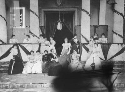 Damas en la entrada del edificio de la Sociedad Italiana