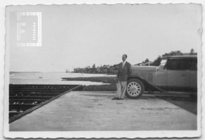 César Carlos Bustos junto a automóvil en puerto de Cabotaje