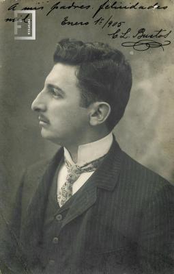 Carlos L. Bustos de perfil